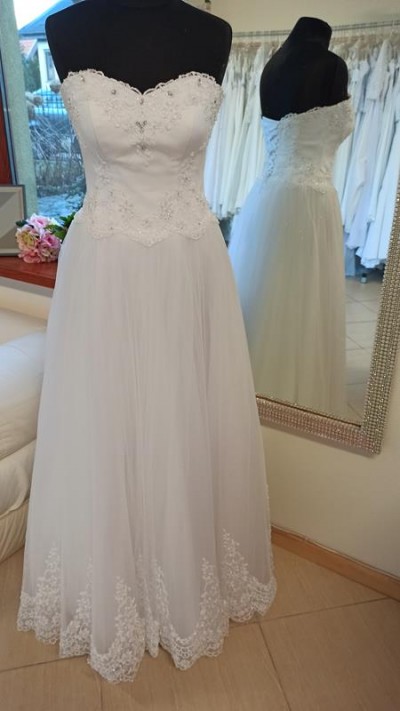 Biała suknia ślubna w stylu księżniczki