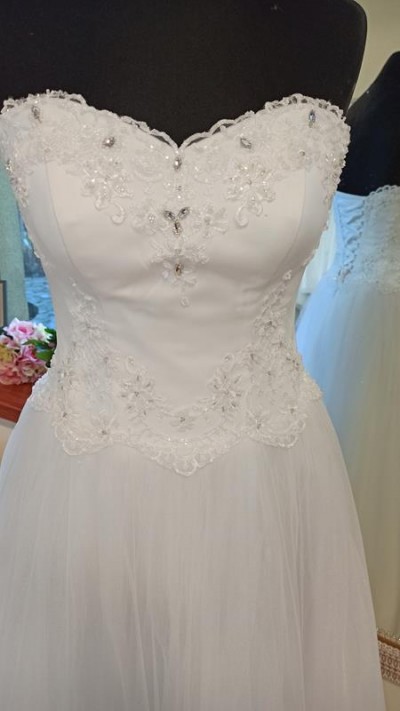 Biała suknia ślubna w stylu księżniczki