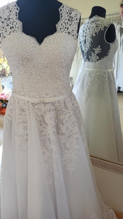 Biała suknia ślubna z tiulem