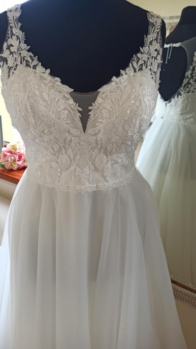 Biało-beżowa suknia ślubna