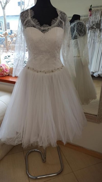 Krótka suknia ślubna z rękawem