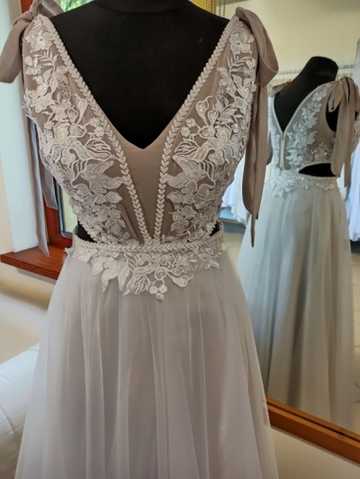 Biało-beżowa nowa suknia ślubna, projekt i wykonanie Studio AŻ, rozmiar 38.