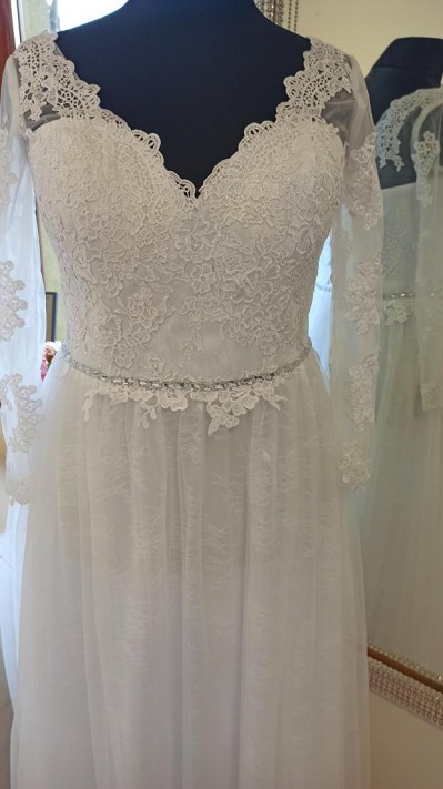 Suknia ślubna z gipiurowym rękawem