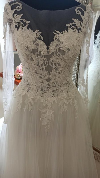 Suknia ślubna z beżową górą
